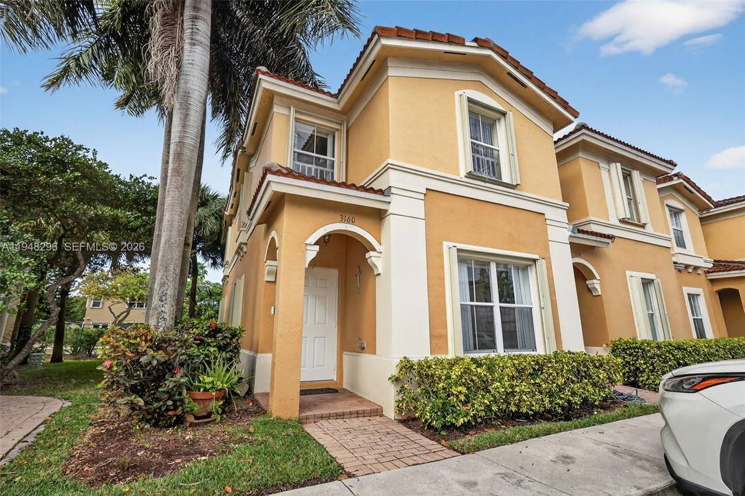 Charming corner 3 bedroom, 2.