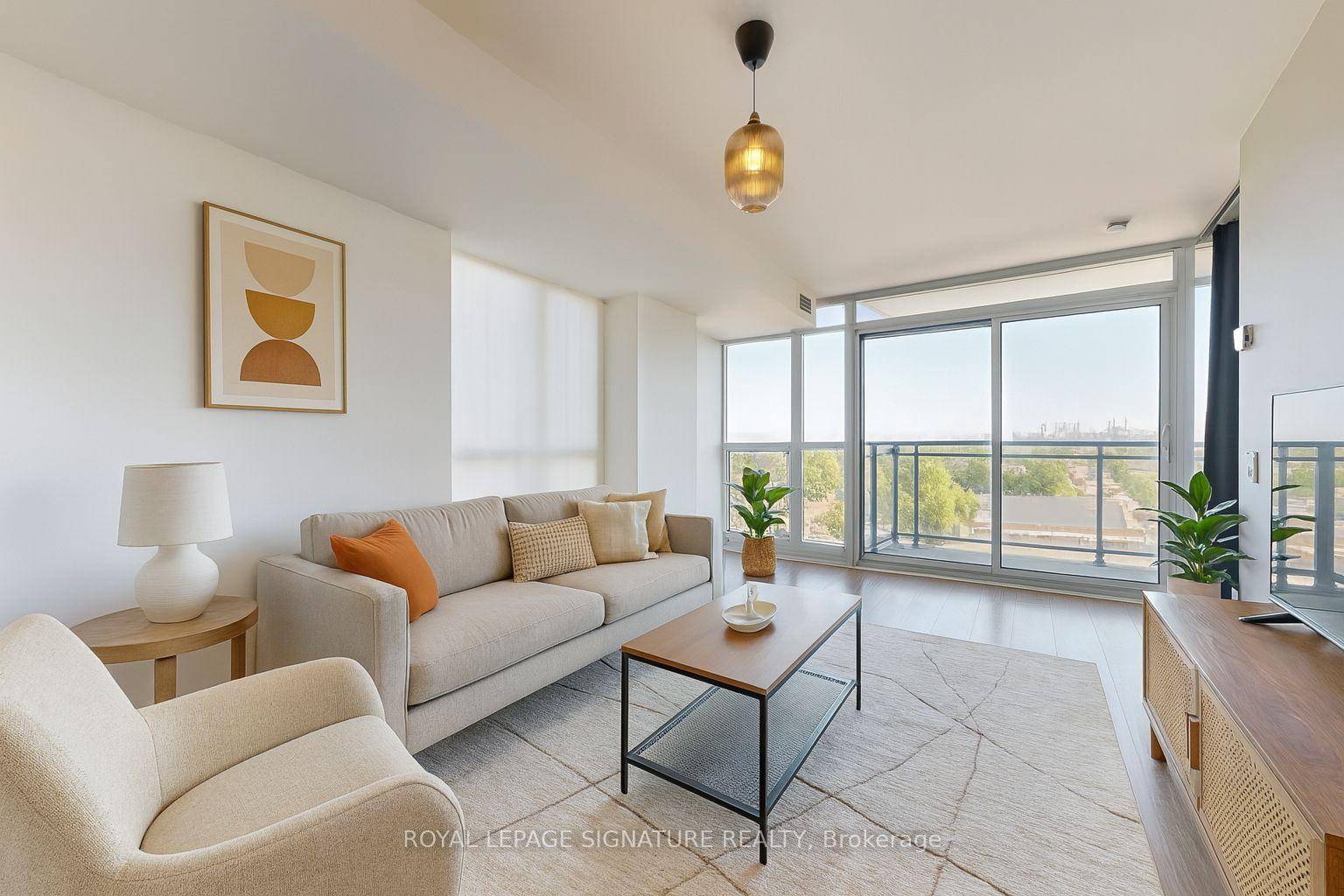 Bright and modern, this northwest corner 2 bedroom suite at Minto 775 King West offers approx.