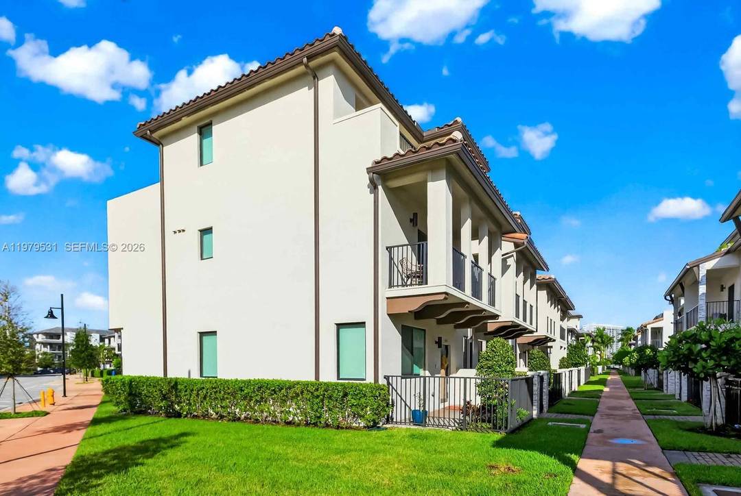 Corner Townhouse three leveL in Urbana at Downtown Doral.