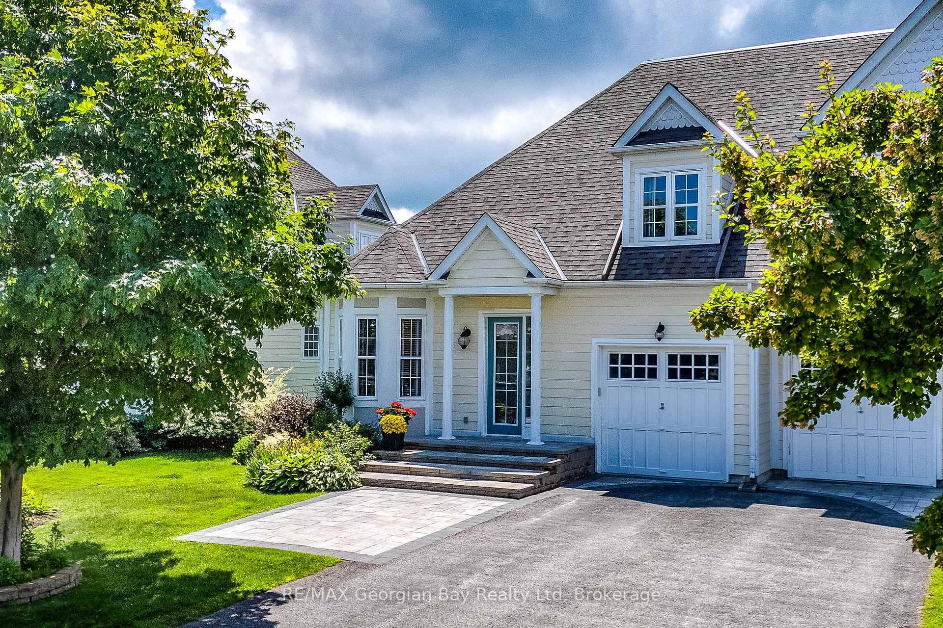 THIS STUNNING FREEHOLD LUXURY TOWNHOME WITH IT'S SUNSET VIEW IS BOUND TO TAKE YOUR BREATH AWAY !