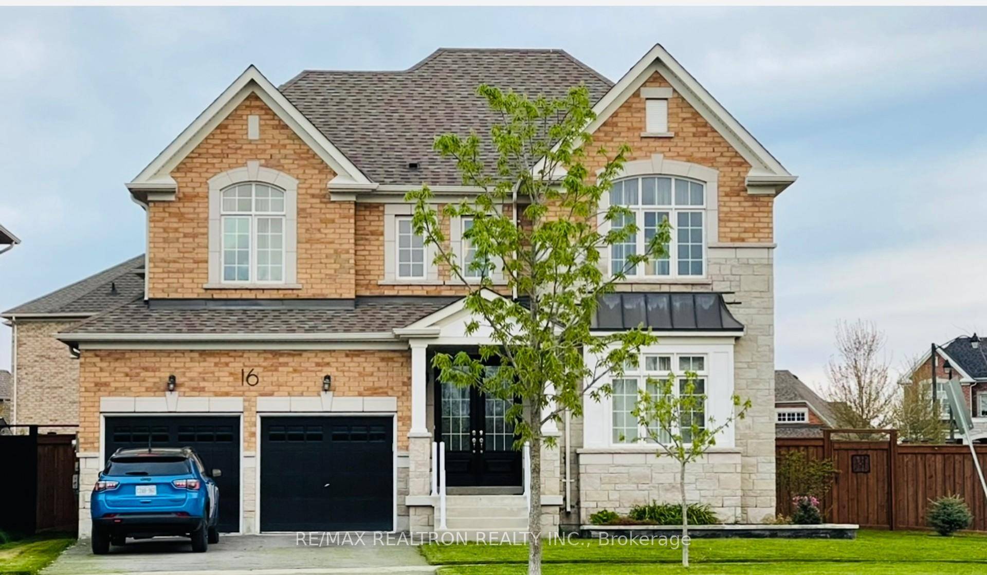 Elegant, Welcoming Family Home in Prestigious Mount Albert !