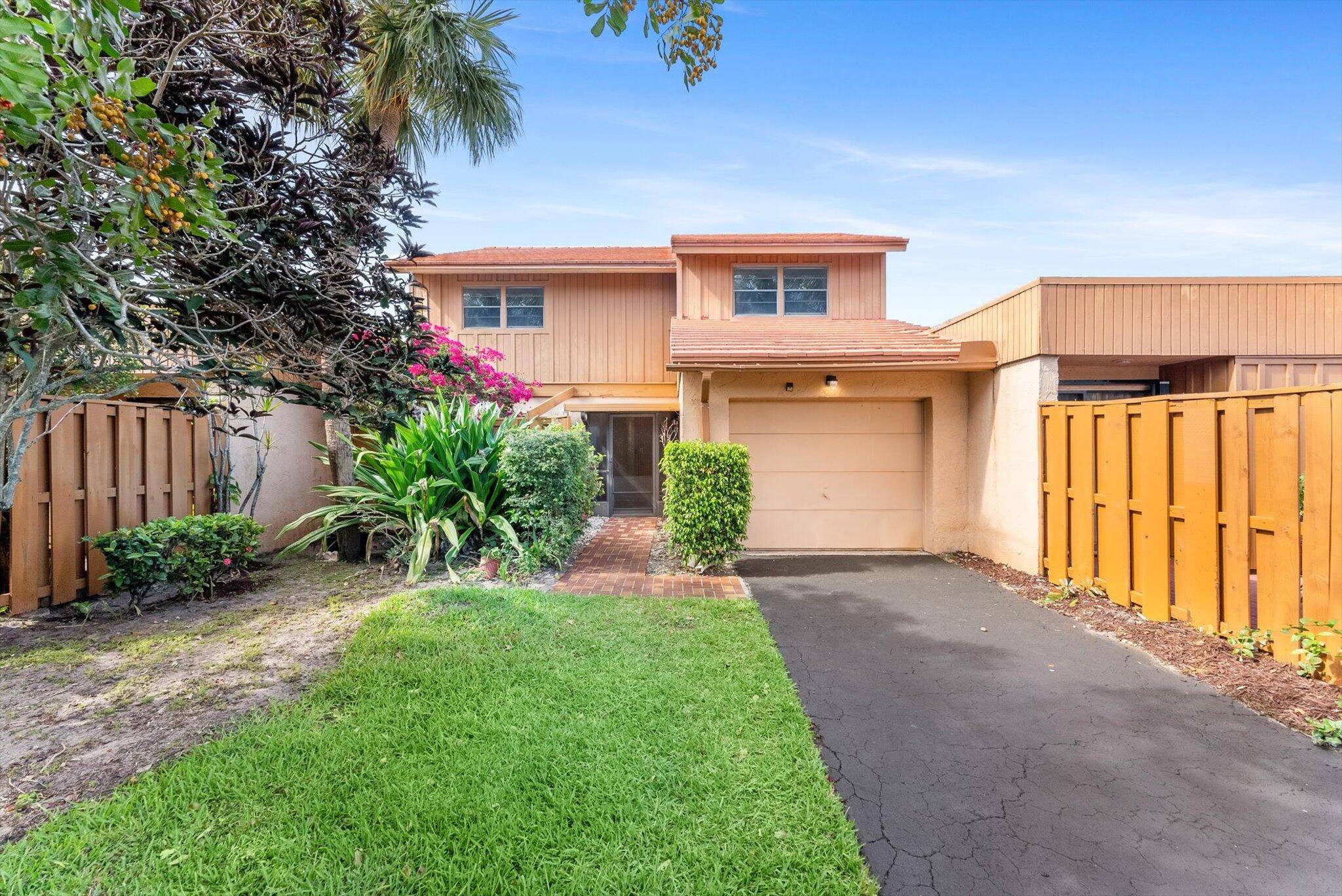 Welcome to the largest townhome in highly desirable 55 Indian Spring no mandatory golf membership required !