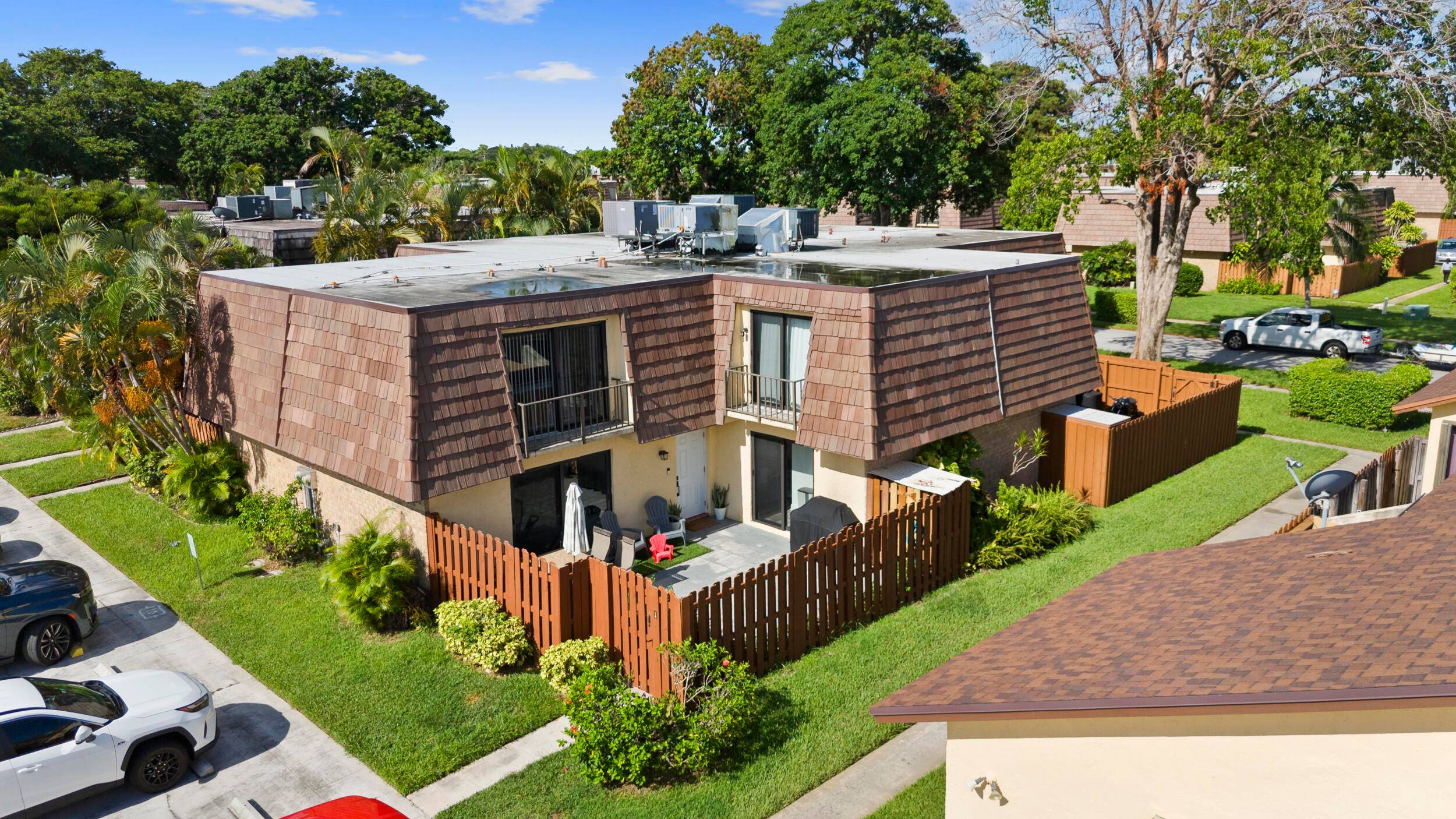 Beautifully maintained 2BR 2BA townhome in Springdale with all major updates done !