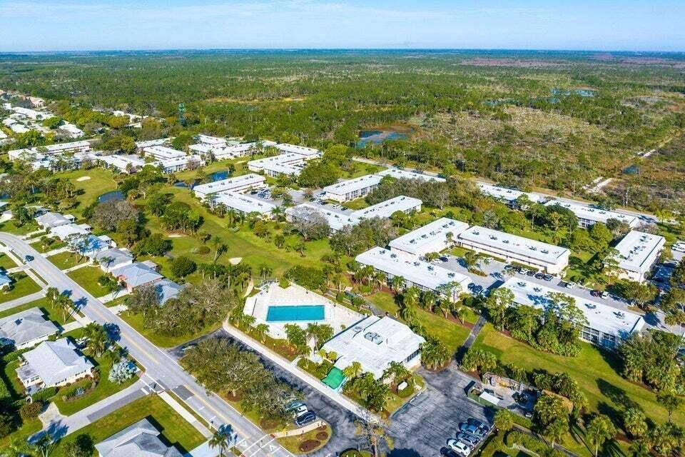 Extra Extra.... this condo is calling your name.