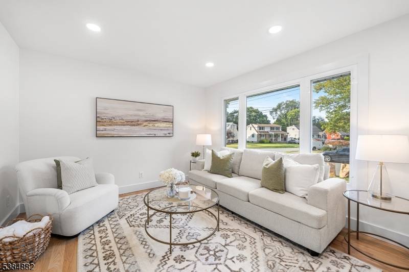 OFFERING 5K CREDIT ! Fully renovated stunning !