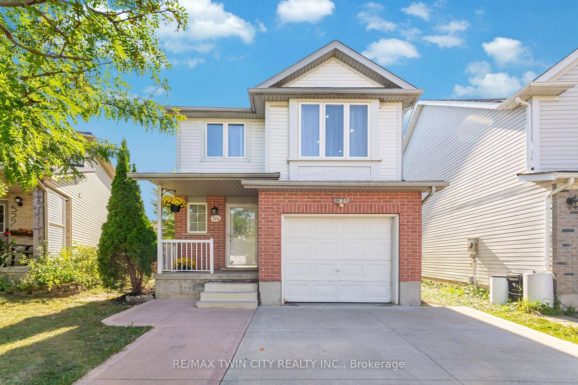Welcome to 525 Chablis Drive, Waterloo A Modern Detached Family Home in a Prime Location !