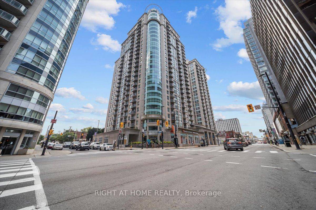 This is your opportunity to move right into a 1 bedroom 1bathroom condo in the heart of downtown Ottawa.