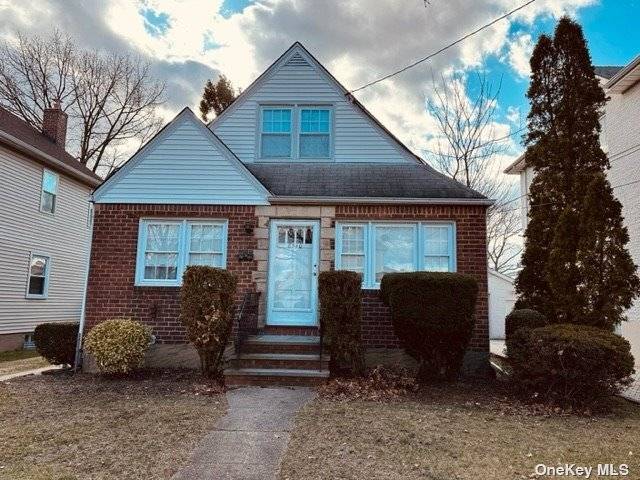 FLORAL PARK CAPE ! 4 BEDROOMS amp ; 2 BATHROOMS FIRST FLOOR BOAST EAT IN KITCHEN, FORMAL DININGROOM, LIVINGROOM WITH STAIRCASE TO THE 2ND FLOOR.