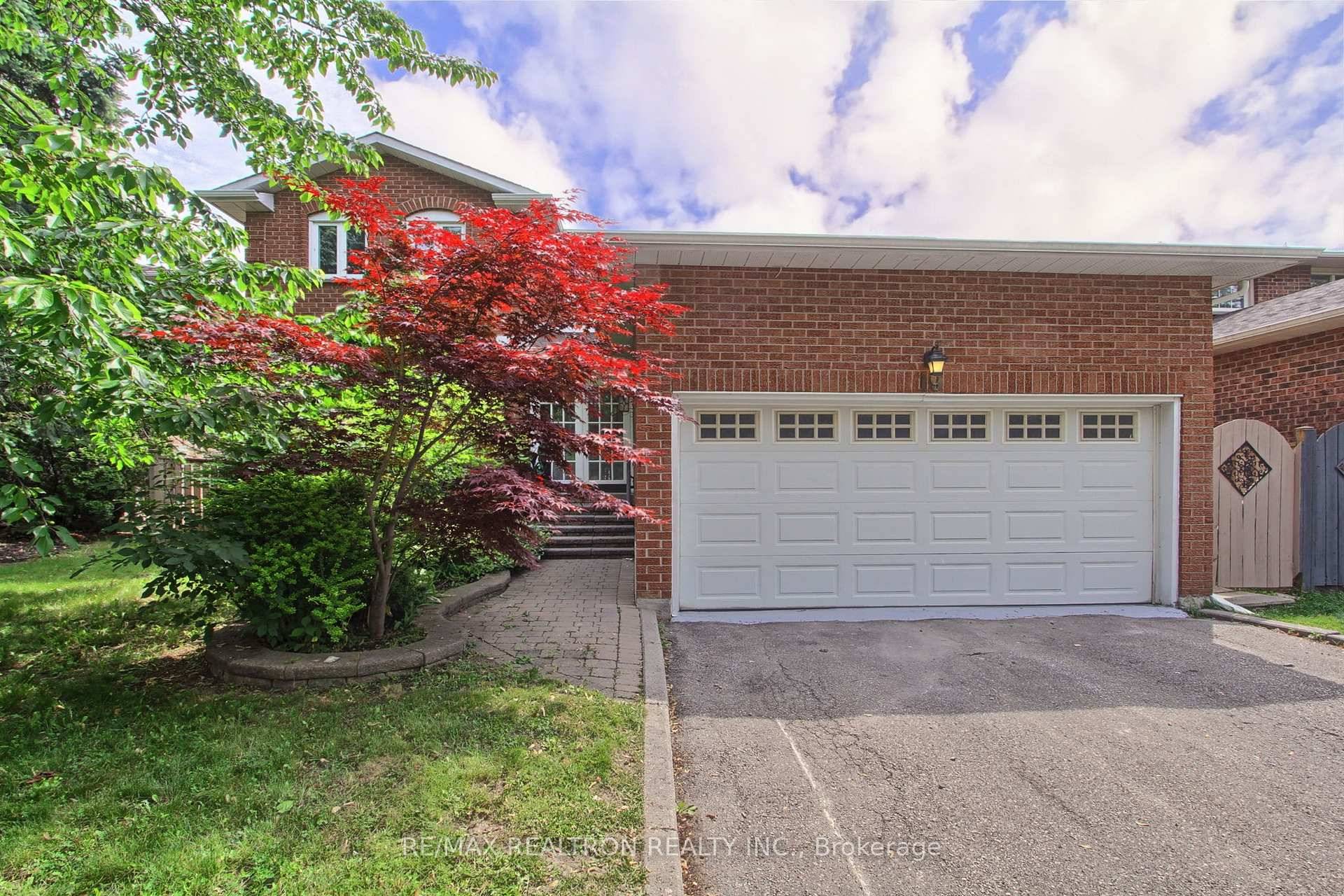 Mill Pond, Spacious 2 Storey 4 Bedroom Home In Beautiful Condition !