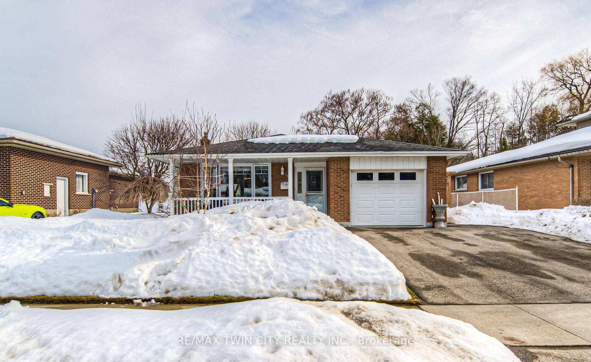 Meticulously Maintained 3 Bedroom Backsplit in Prime Waterloo Location !