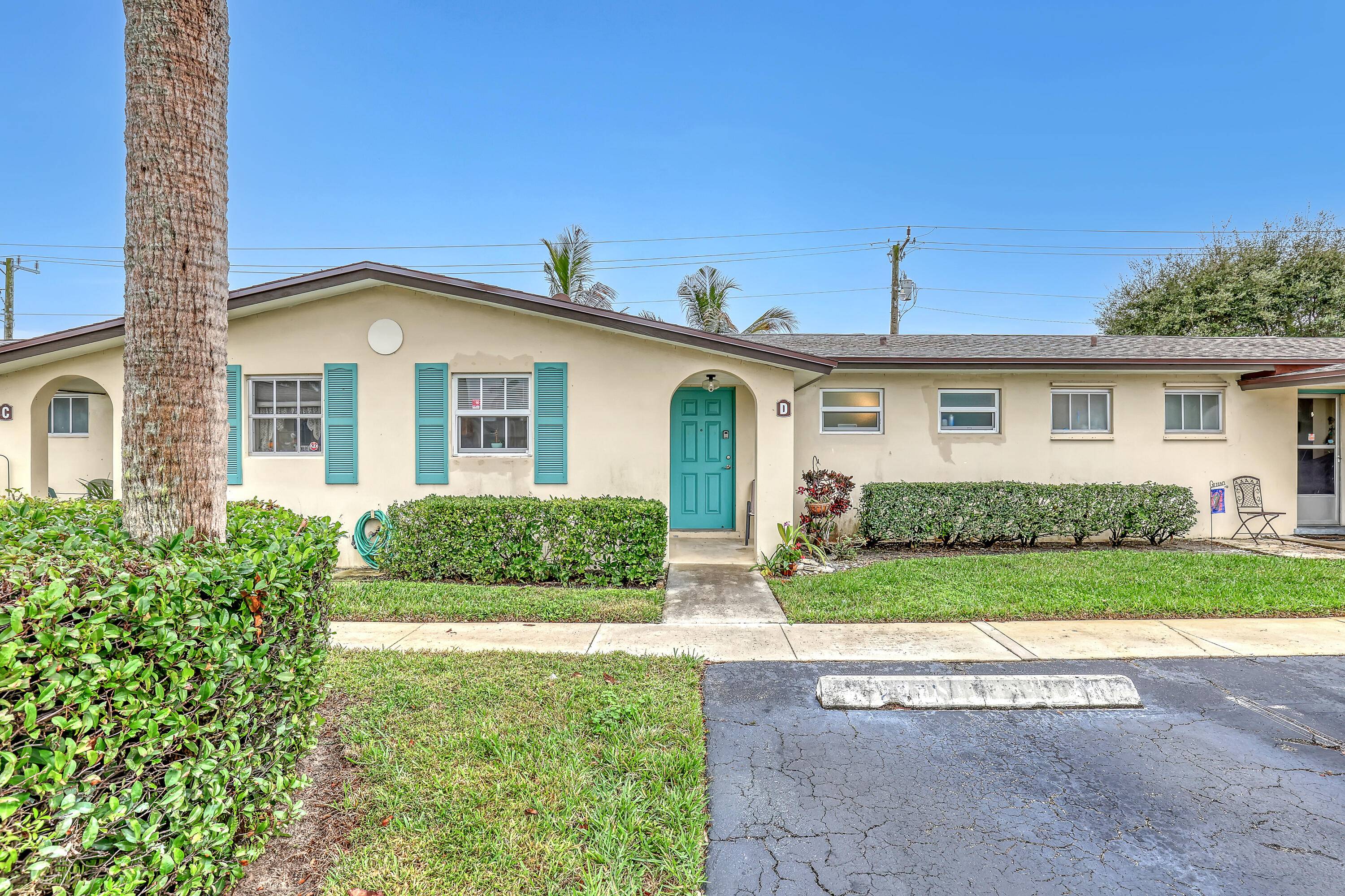 This beautifully updated one bedroom villa is a true gem !