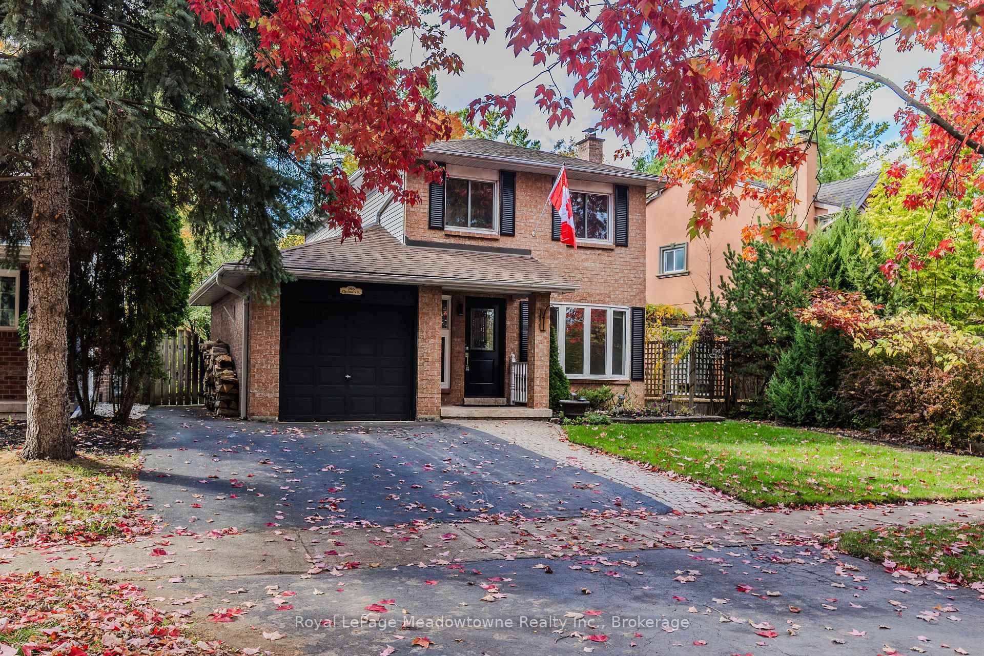 Tucked away in the highly sought after Bronte West neighbourhood, this charming 3 bedroom, 3 bathroom family home offers the perfect blend of suburban comfort and natural beauty.