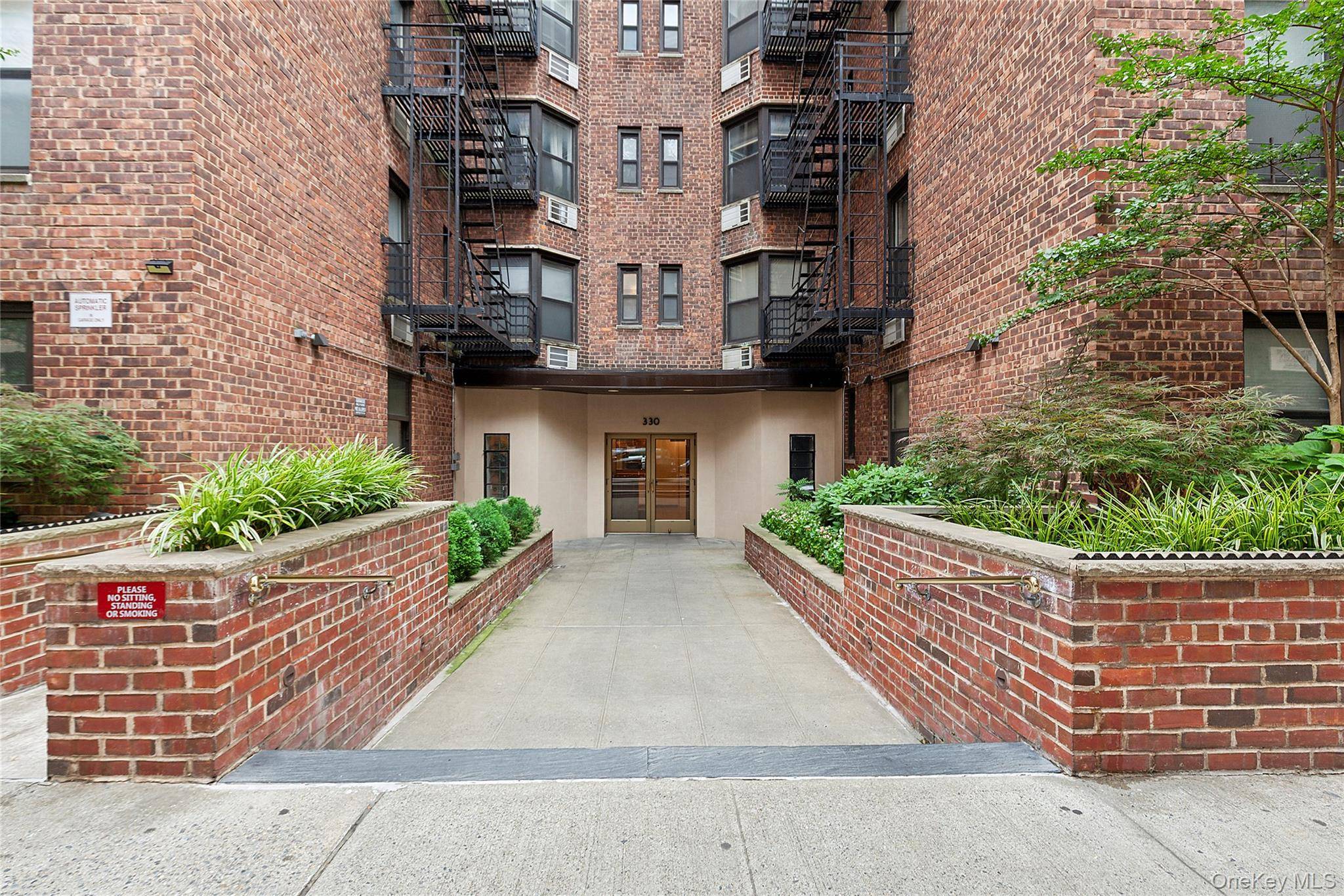 Welcome to the Lawrence House, a postwar cooperative, situated in a prime Upper East Side location in the heart of Lenox Hill.