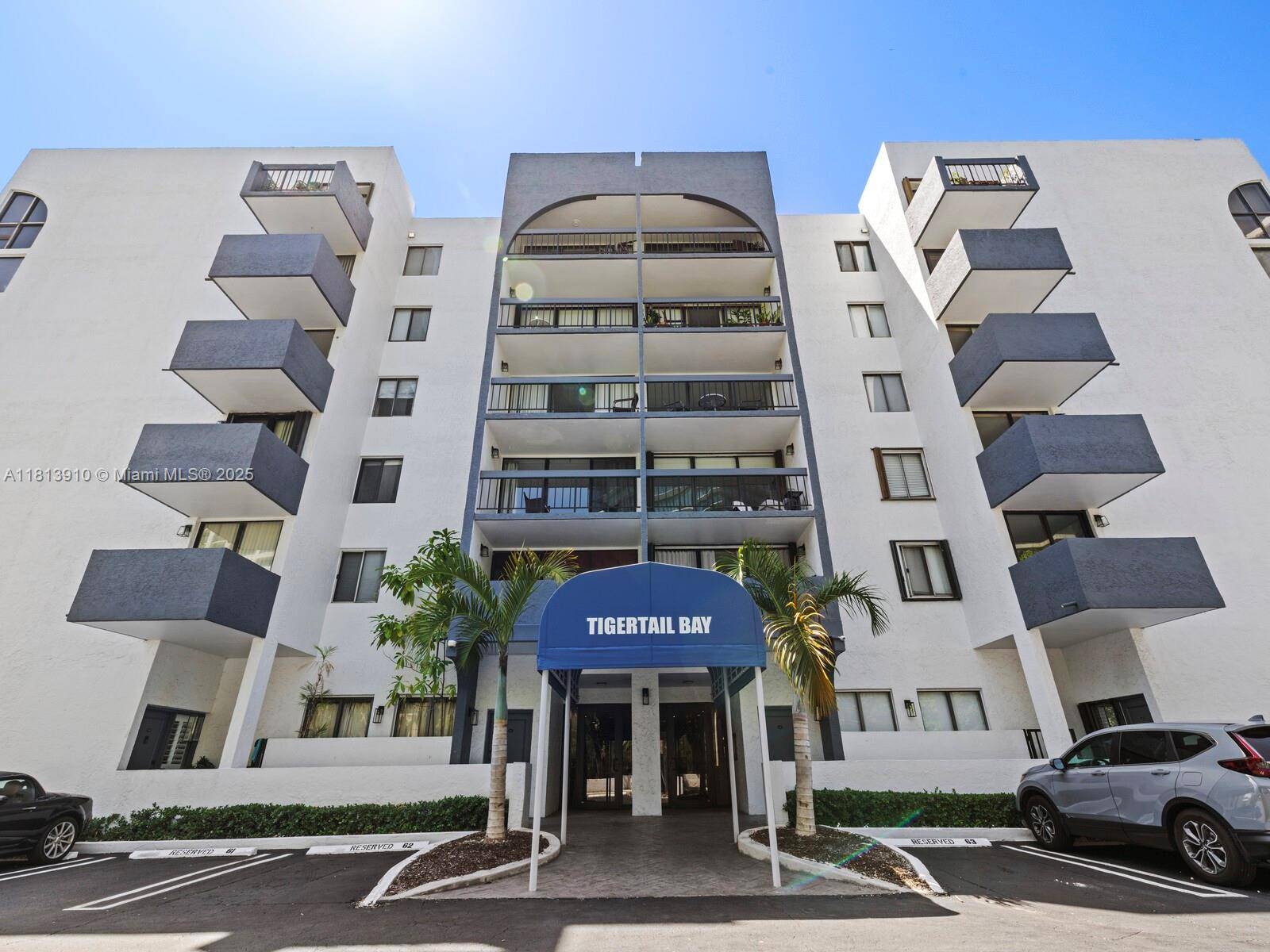 Don t miss this unique opportunity to own a rarely available 1 bedroom condo in the heart of Coconut Grove.