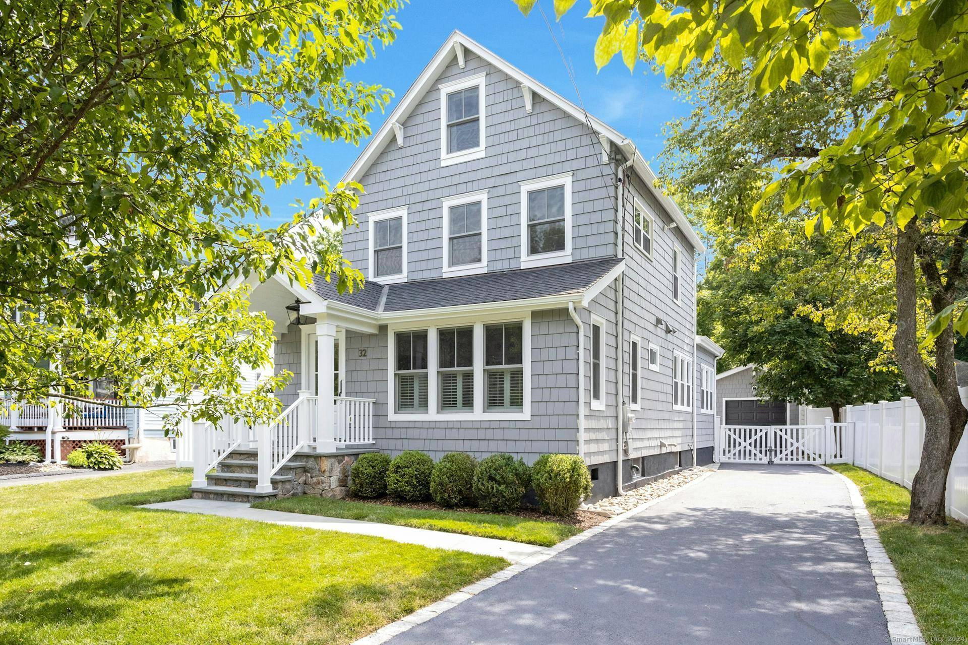 Stunning, immediate move in condition with all modern amenities !