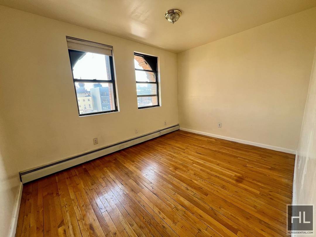 5BR 1BA Historic Commerical Residential Zoned Mixed Use Loft In Heart of BedStuyVideo available, please introduce yourself 1200sft 3rd fl walk up Virtual doormanHistoric building Hardwood floorsClosets throughout Fully Renovated ...