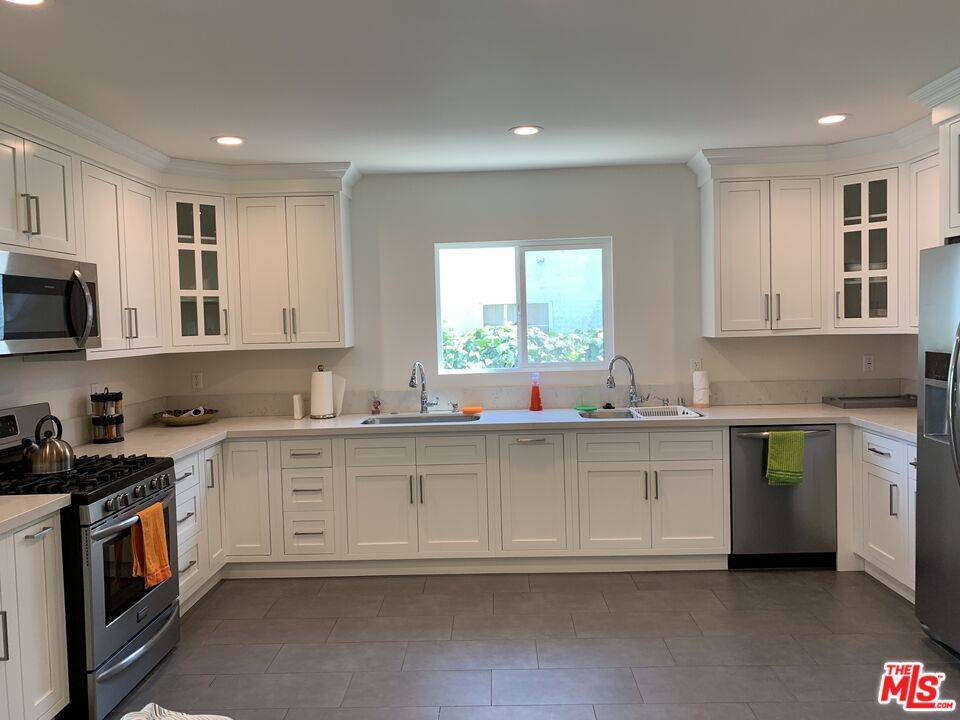 1123  S CLARK DR 3BR Beverlywood La