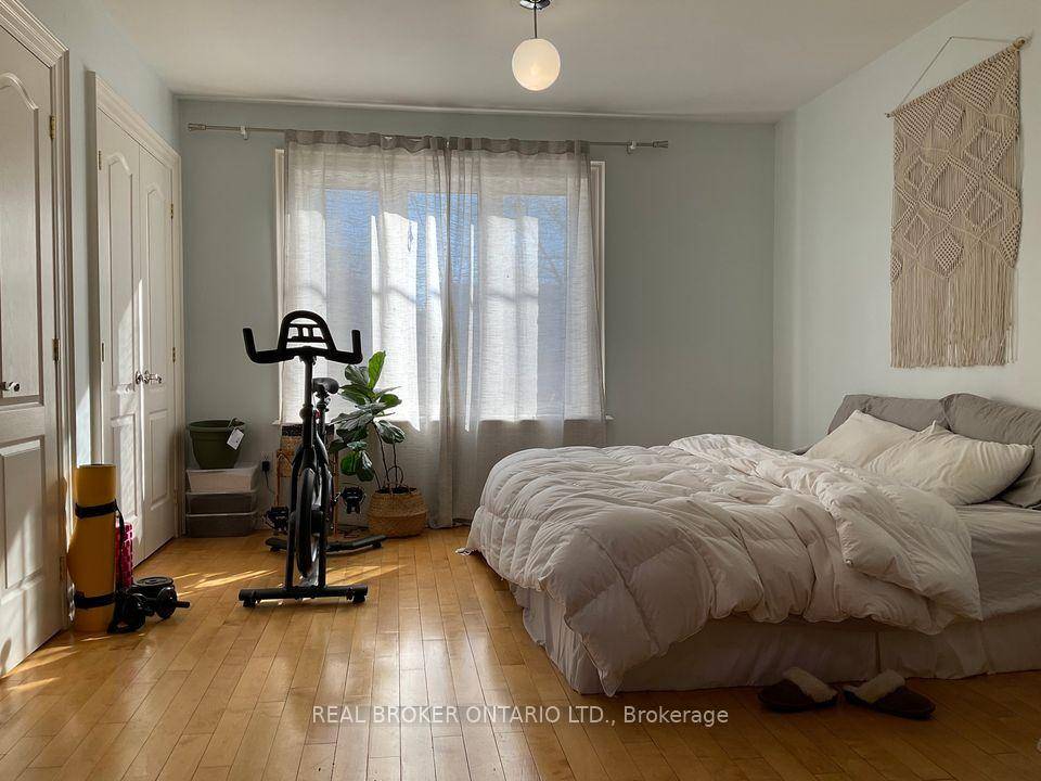 A fantastic opportunity to live in a well connected and lively neighborhood while enjoying a stylish and comfortable home.