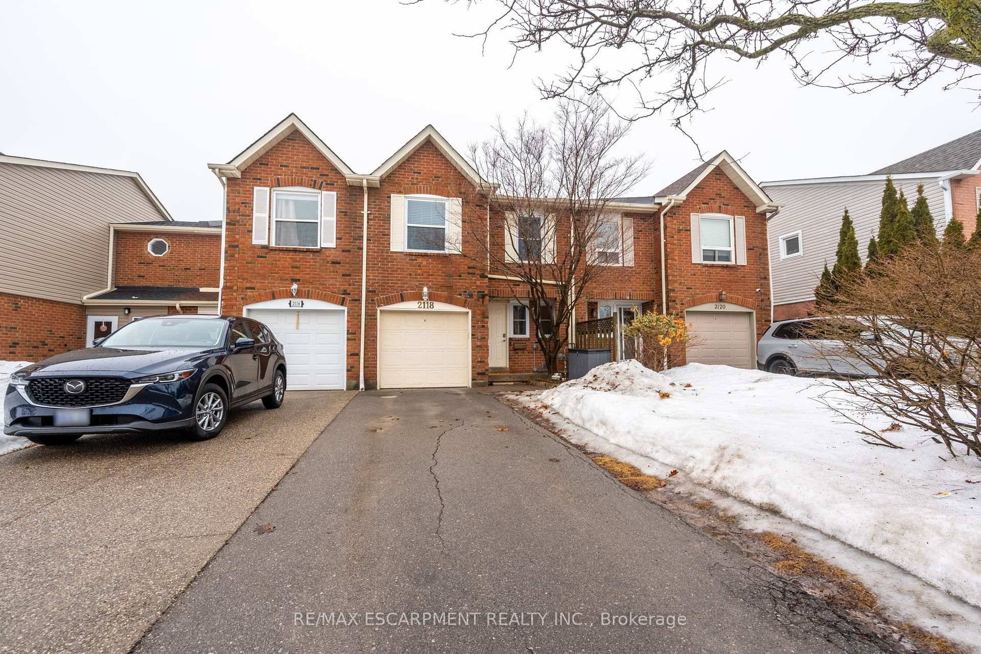 This beautifully updated townhouse, located in the sought after River Oaks neighborhood of Oakville, combines modern living with comfort and convenience.