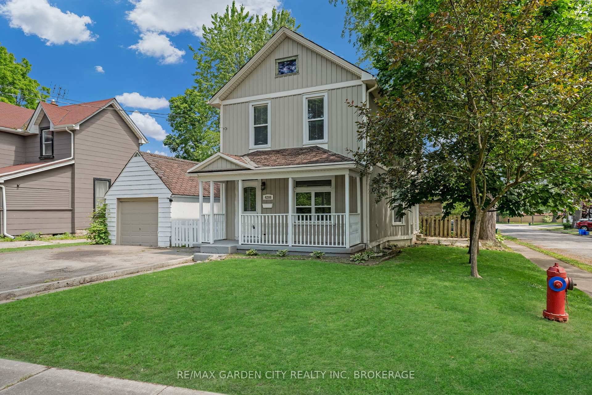 Cute as a button home near the Niagara River !