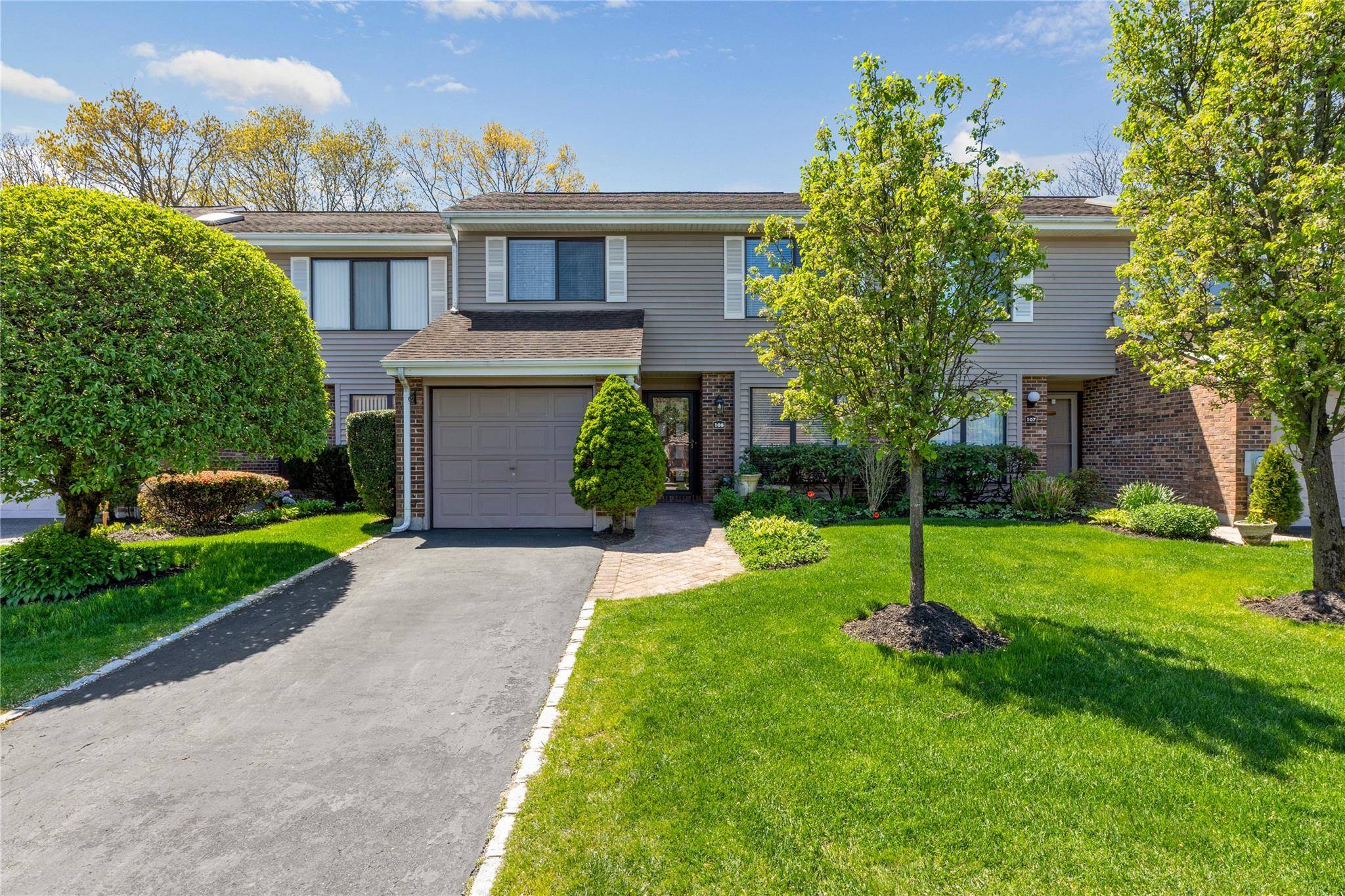 Welcome to Hidden Ponds, a beautiful gated community in Smithtown !