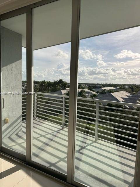 Wonderful unit for sale, 2 bed 2 bath, located in the heart of Doral in Midtown Doral Condos.