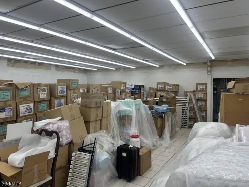 UNBELIEVABLE 1100 SF RETAIL STORE FRONT IN THE KRAUSZER BUILDING ON WEST UNION ROUTE 28 AT CORNER OF VOSSELLER AVE, HIGH VISIBILITY, TRAFFIC COUNT.