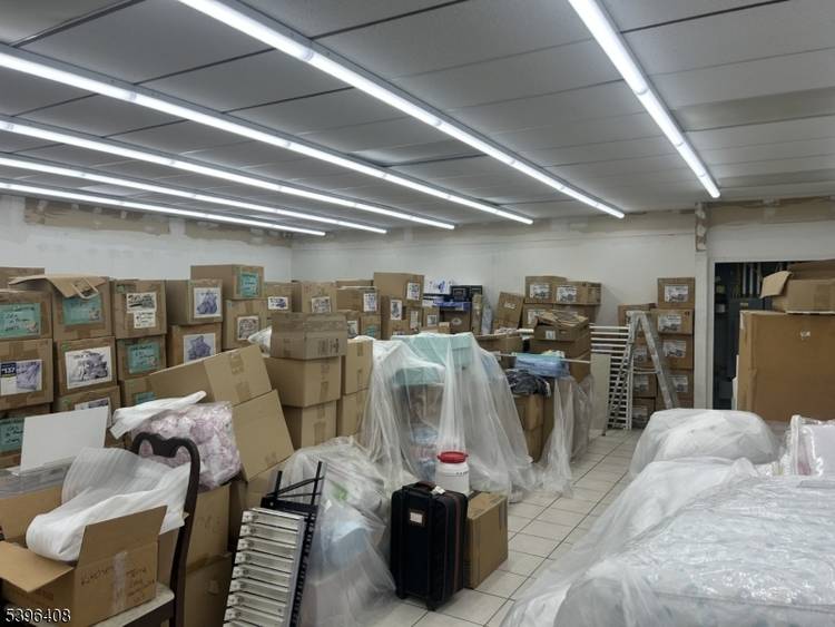 UNBELIEVABLE 1100 SF RETAIL STORE FRONT IN THE KRAUSZER BUILDING ON WEST UNION ROUTE 28 AT CORNER OF VOSSELLER AVE, HIGH VISIBILITY, TRAFFIC COUNT.