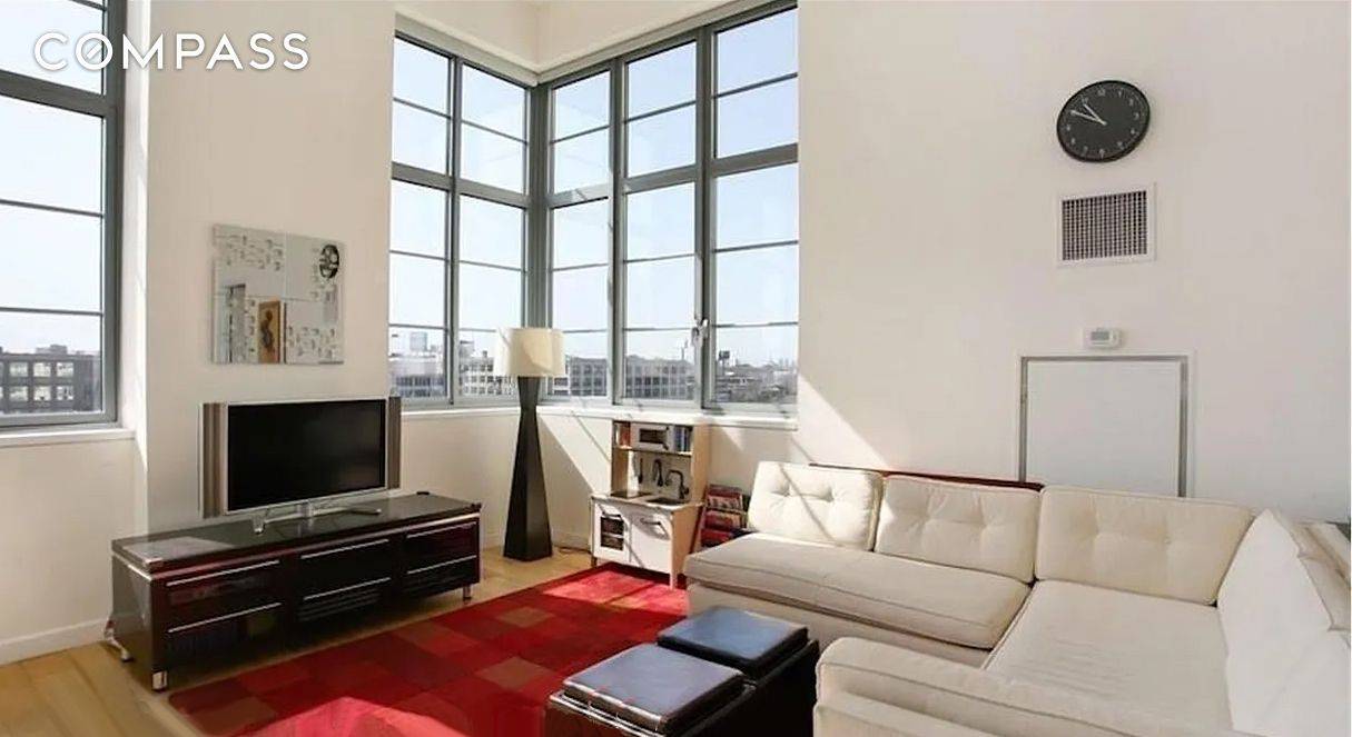 Stunning Loft with High Ceilings, Abundant Light, and Excellent Amenities !