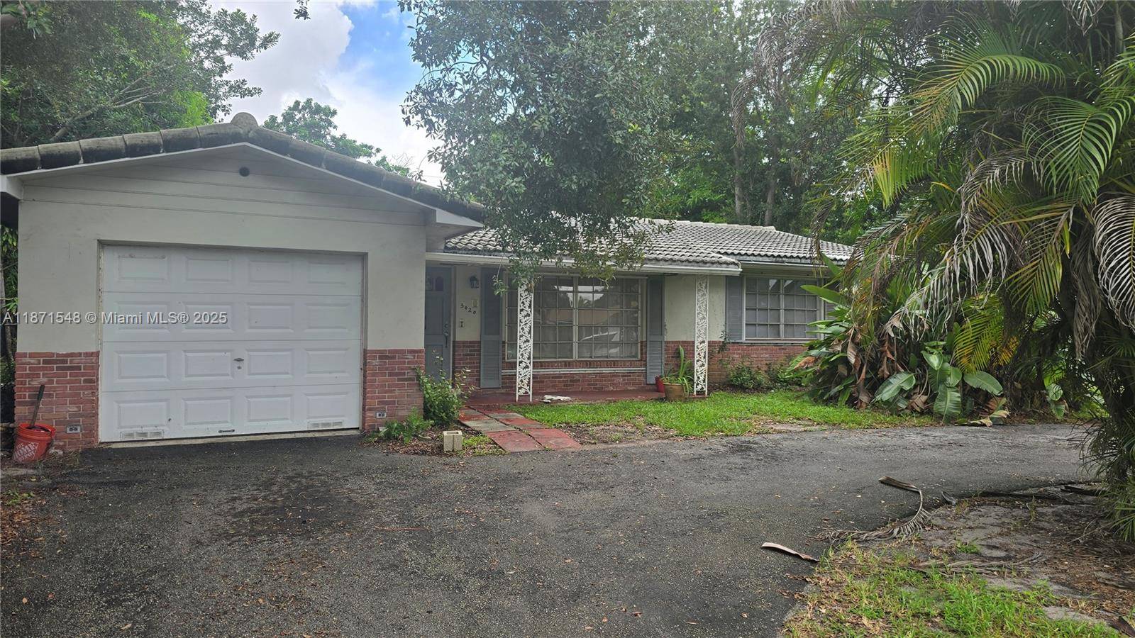 BRING YOUR MODERN VISION TO LIFE IN THIS CHARMING 3 BEDROOM, 2 BATH POOL HOME NESTLED IN THE SOUGHT AFTER HOLLYWOOD HILLS NEIGHBORHOOD.