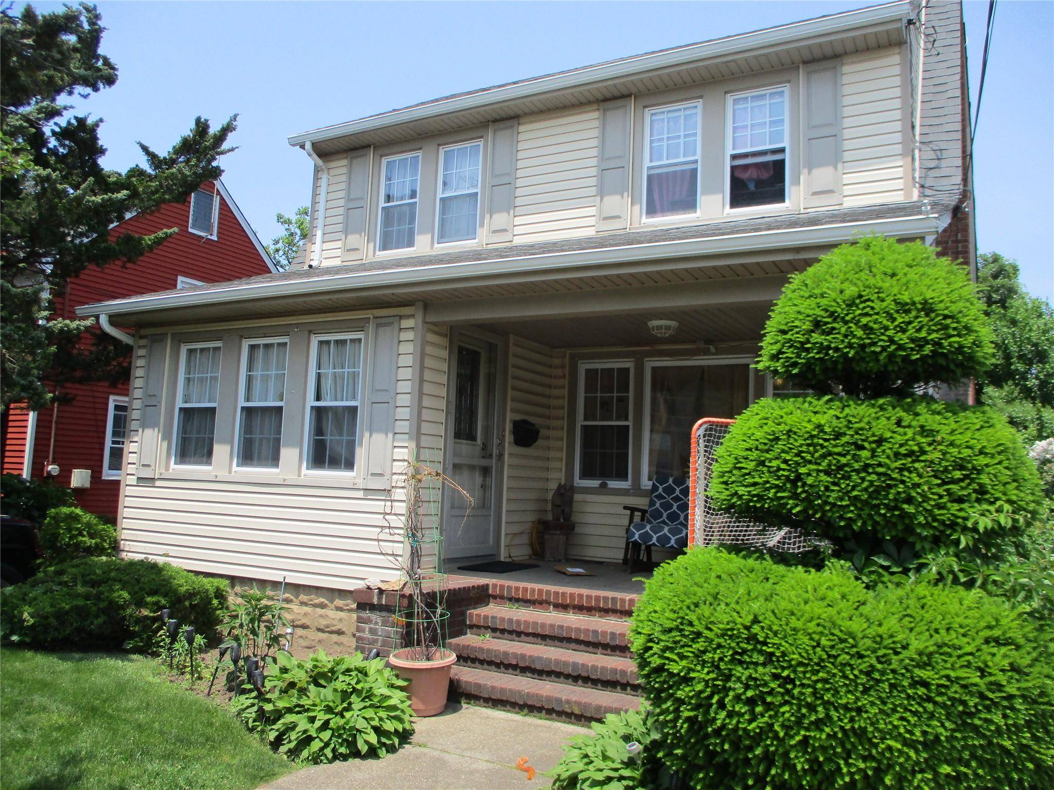 walk to schools, the LIRR, shops, and parkways.