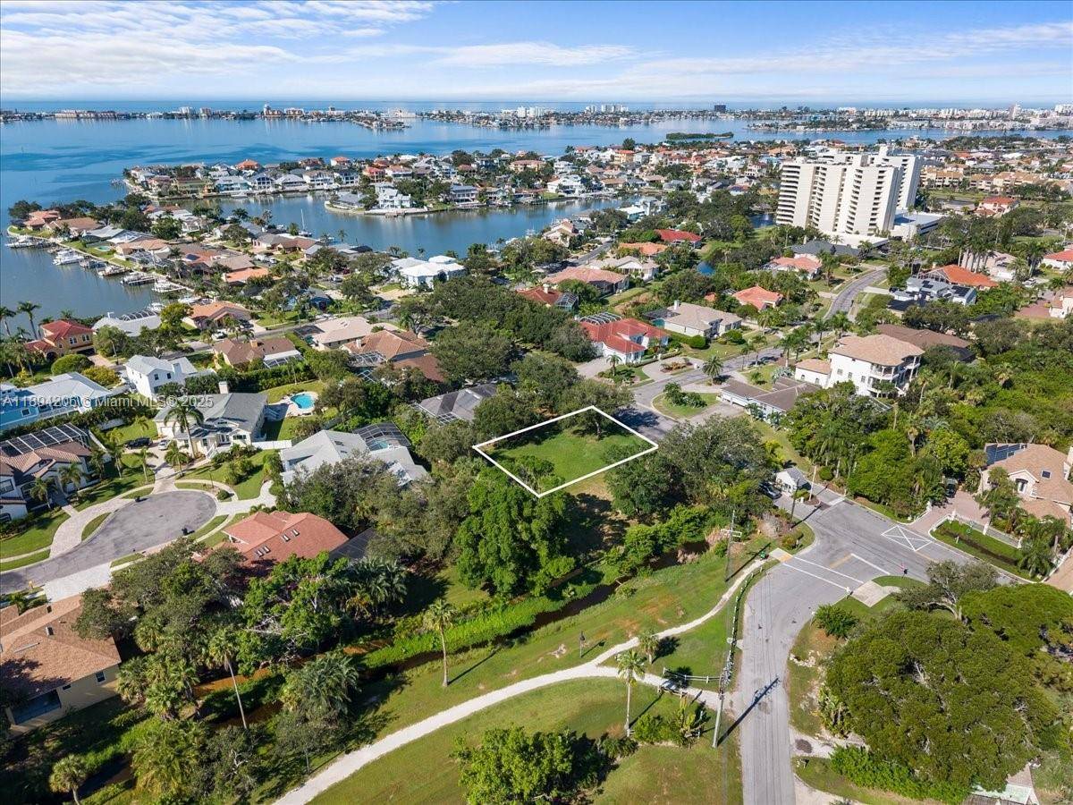 Beautiful vacant lot located in a private community, just minutes from the beach !