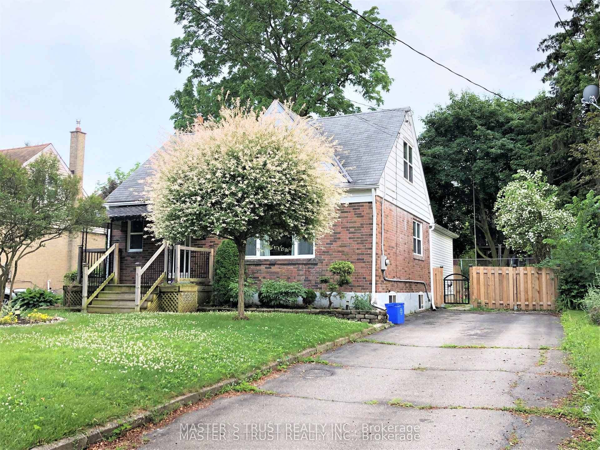 Beautiful detached home located In Highly Sought After Kerr Village amp ; Situated On A Huge Lot.