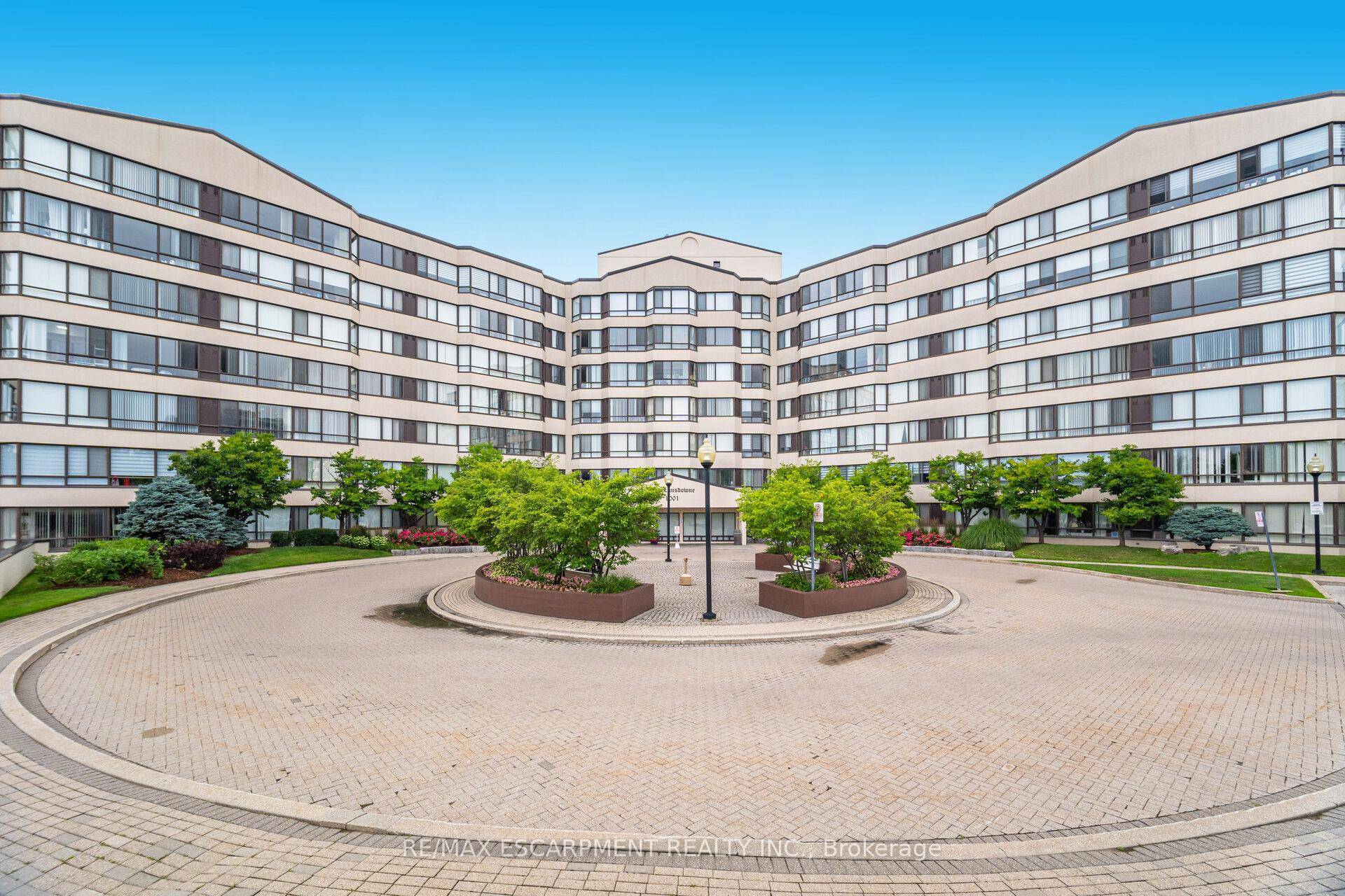 This spacious, lovingly cared for 2 1 bedroom and 2 full bathroom penthouse level condo in Mississauga's sought after Erindale neighbourhood is perfect for first time buyers, investors or downsizers.