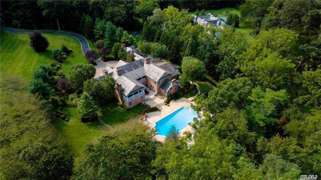 Long private drive leads to the quintessence of Gold Coast living !