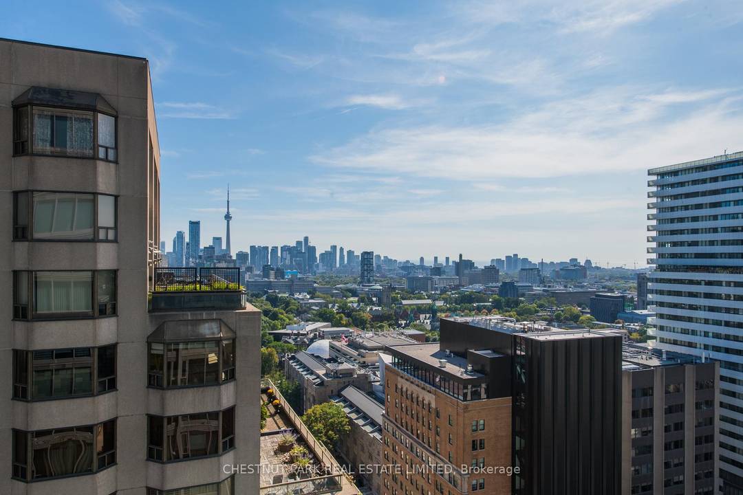 Prime Yorkville pied a terre in luxury boutique building of only 48 suites.
