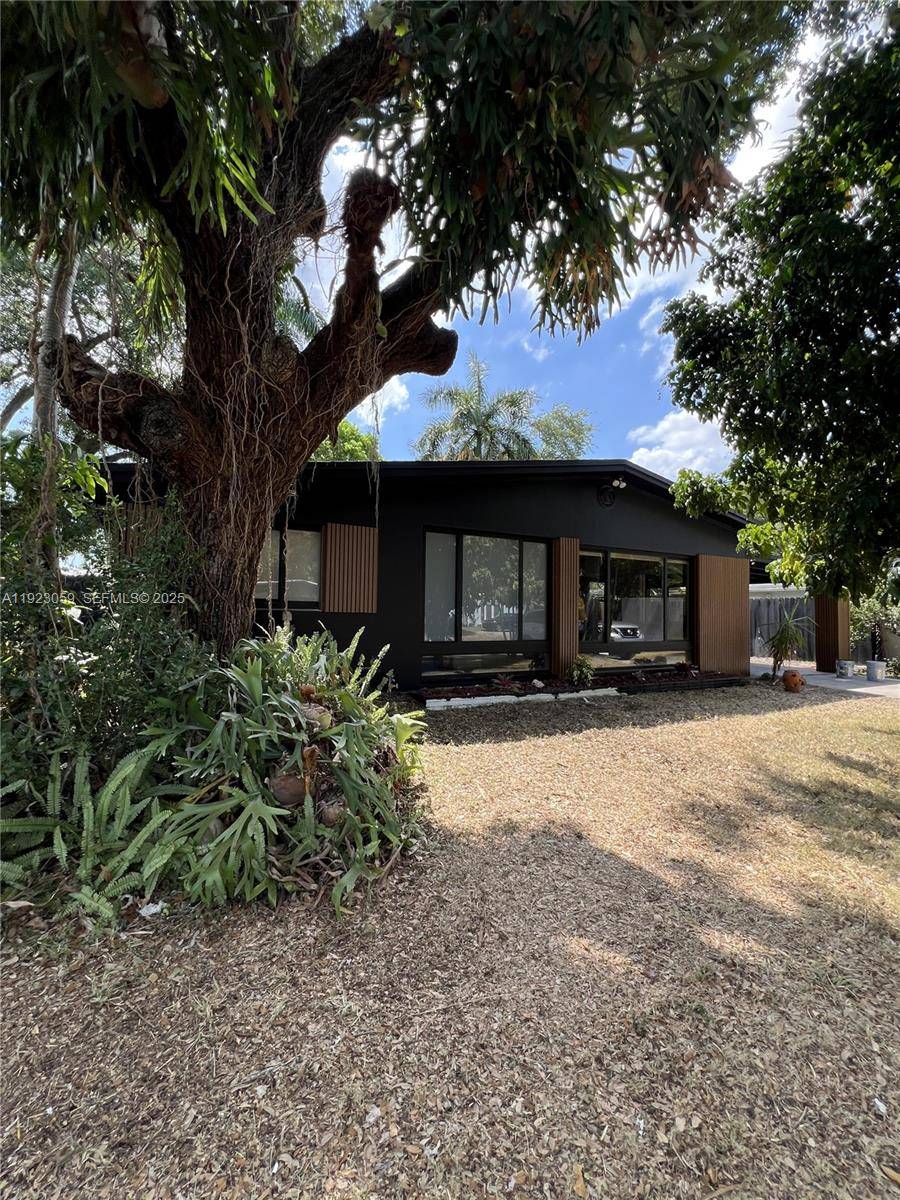 Beautifully maintained 3 bedroom, 2 bath single family home in the heart of Fort Lauderdale.