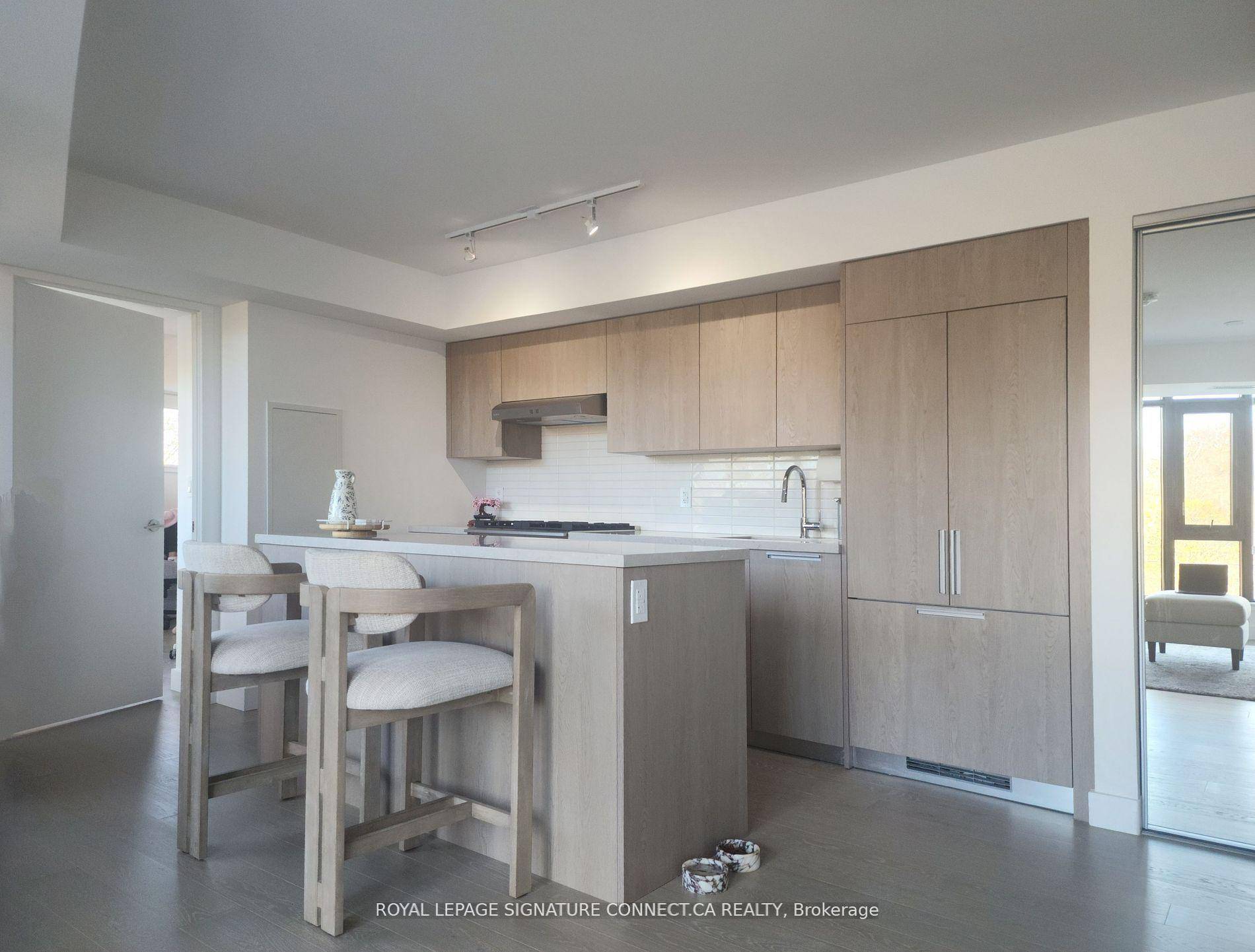 Welcome to this bright 2 bedroom, 2 Bathroom corner unit at Kingsway Crescent !