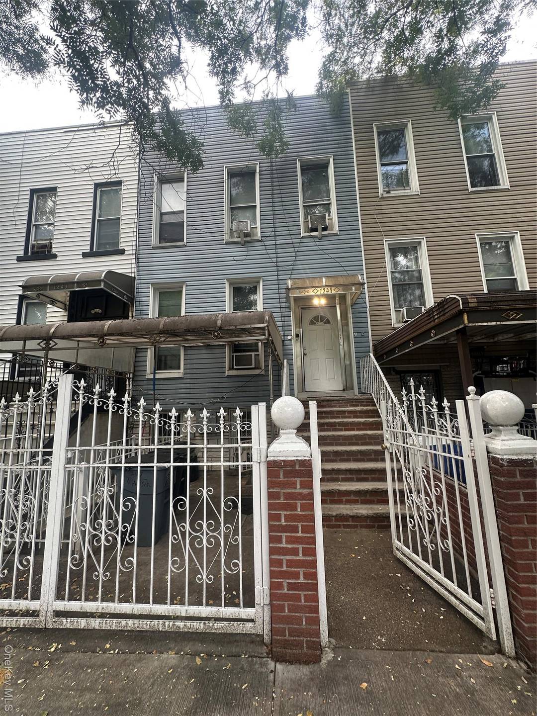 Multi family home with 8 bedrooms, 3 bull baths !