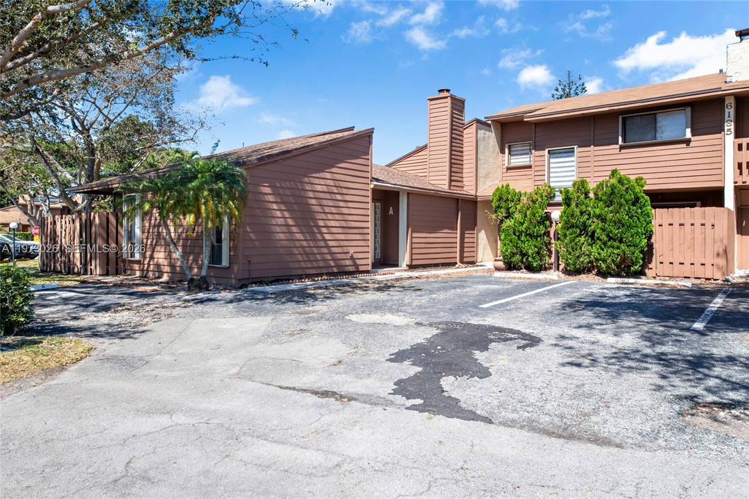 Welcome home to this beautifully fully renovated and extremely spacious 2 bedroom, 2 bathroom townhome in the highly sought after Banyan Lakes community in Tamarac.