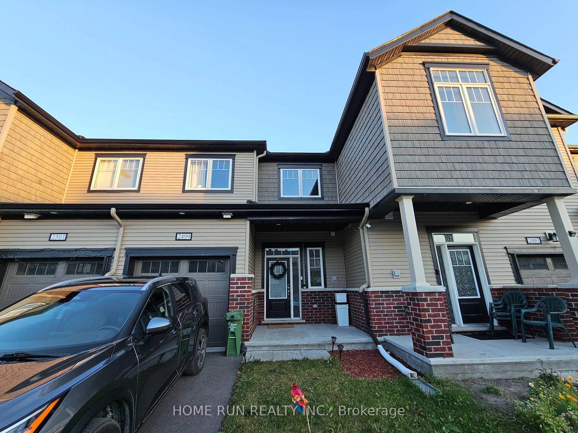 Welcome home to this Beautiful and Modern Townhouse in Half Moon Bay Barrhaven.