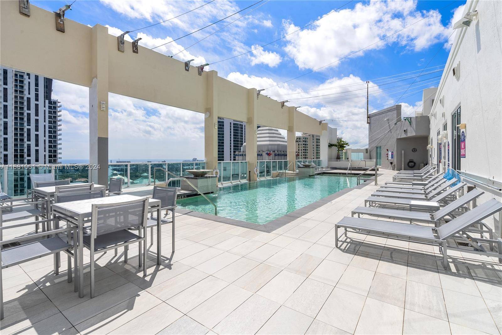 Discover the ultimate urban lifestyle in the vibrant heart of Fort Lauderdale !