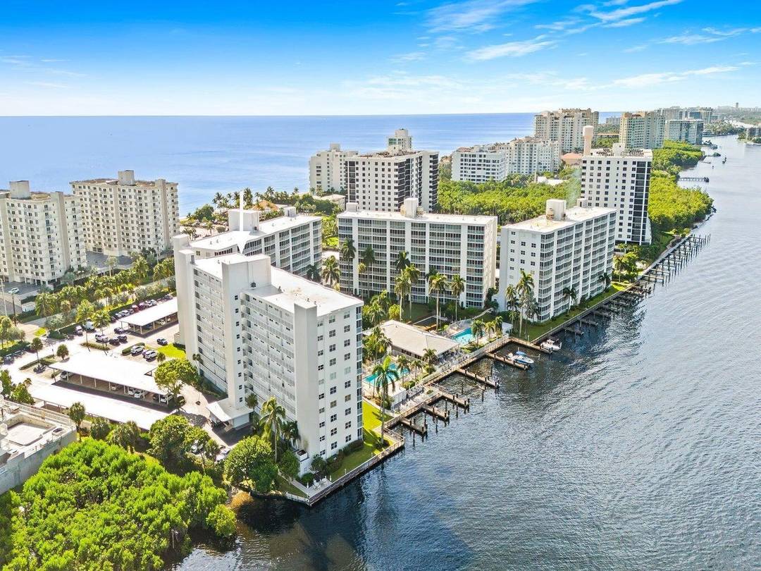 Bliss on the water. Spacious 2 2 on the Intracoastal with beautiful water views.