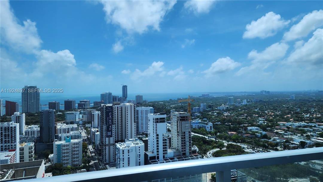 Enjoy breathtaking views of the Bay, the Brickell skyline, and the city from this beautiful 1bed 1bath residence in Brickell.