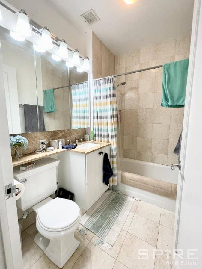 Beautiful True 1br with walk in Closet.