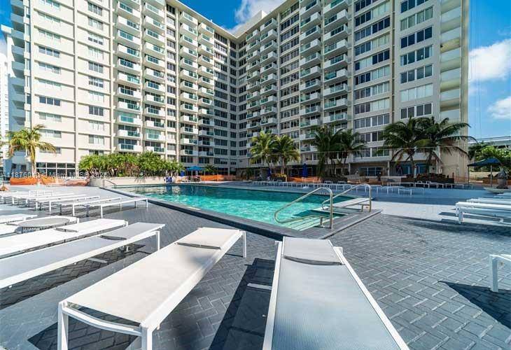Bright amp ; Spacious 1 1 Waterfront Condo in Prime SoBe Location, Live the SoBe lifestyle in this 1 1 condo located on Biscayne Bay.