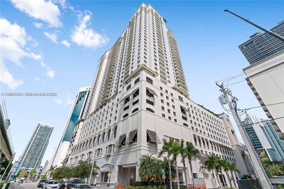 Modern and spacious 1 bedroom 1 bath unit located in the heart of MARY BRICKELL VILLAGE with custom finishes, spacious walk in closet, ceramic tile floors and washer dryer inside ...