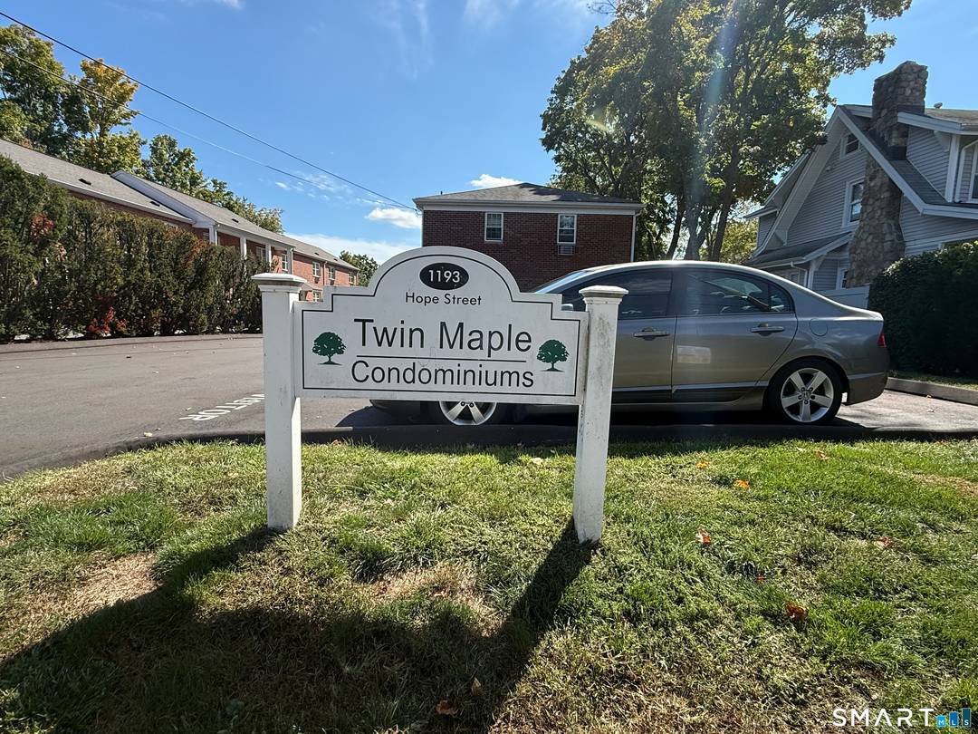 Fantastic townhouse style condo located in the highly desirable Springdale area of Stamford.