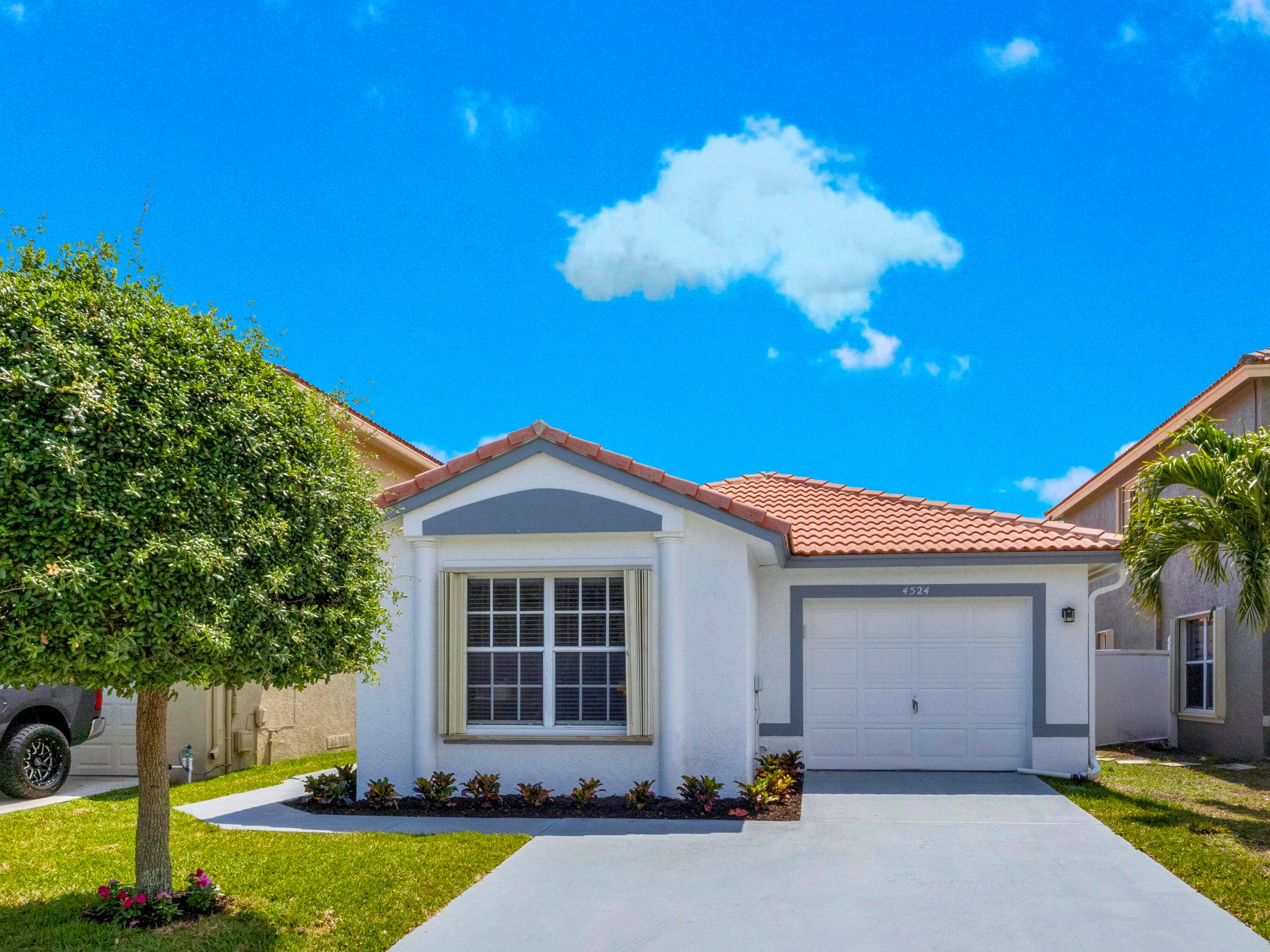 Beautifully Renovated 3 Bedroom Home in Boynton Beach !