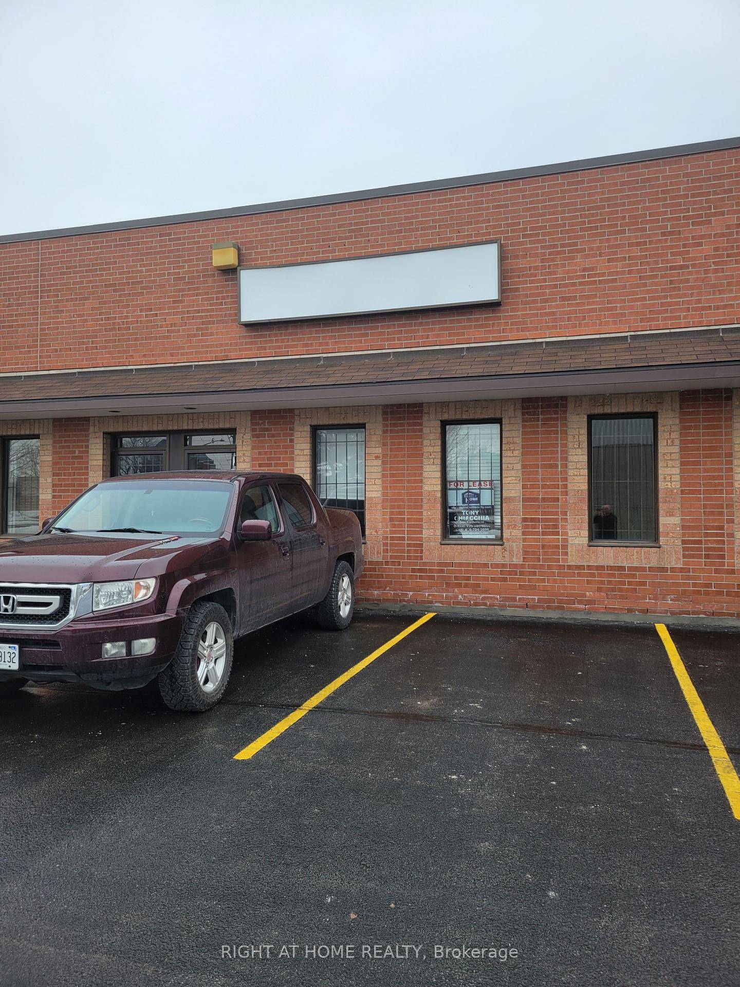 EXTREMELY CLEAN 4340 SQ FT, MOVE IN CONDITION WAREHOUSE UNIT.